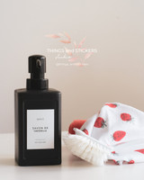 Flacon noir mat à pompe noire, étiquette Basics Savon de vaisselle my kitchen, avec une brosse blanche et un torchon à motif fraises