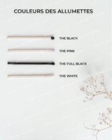 Nuancier Couleurs des allumettes : quatre allumettes légendées The Black, The Pink, The Full Black et The White, près d'un brin de gypsophile