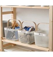Trois paniers Ikea Risatorp sur une étagère en bois, étiquettes manuscrites Jardinage, Cordes et Divers collées sur les bandeaux