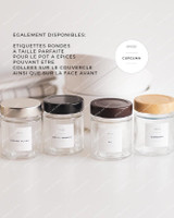 Quatre pots à épices ronds à couvercles argent, noir, marron et bois, avec un encart montrant l'étiquette ronde Curcuma à coller sur le couvercle
