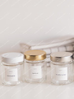 Trois pots à épices ronds en verre à couvercles blanc, doré et argent, étiquettes Epices Gingembre, Paprika et Poivre blanc