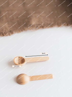 Petite cuillère en bois du pot à épices, cotée : 5 cm de long, 2,5 cm de large pour le cuilleron, une seconde cuillère posée en dessous