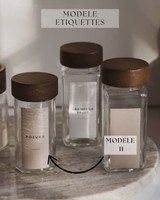 Photo annotée Modèle étiquettes : trois pots à épices à couvercles bois foncé, étiquettes Poivre et Graines de pavot, avec le repère modèle 11
