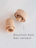Gros plan de deux bouchons en bois à bec verseur pour huilier, légendés Bouchon bois bec verseur, vus de dessus et de côté
