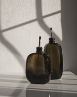 Huilier en verre design MORI vert antique, deux flasques plates 500 ml haute et carrée au soleil, bec verseur anti-goutte