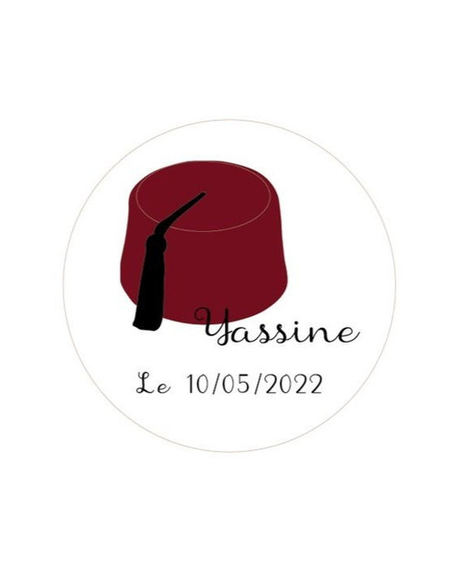 Sticker de circoncision rond blanc illustré d'un tarbouche bordeaux, avec le prénom Yassine en écriture manuscrite et la date Le 10/05/2022