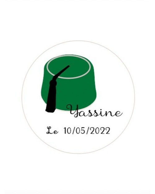 Sticker rond blanc illustré d'un tarbouche vert, avec le prénom Yassine en écriture manuscrite et la date Le 10/05/2022