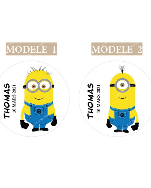 Deux stickers d'anniversaire ronds Minions côte à côte, modèle 1 à deux yeux et modèle 2 à un œil, avec le prénom Thomas et la date 10 mars 2021