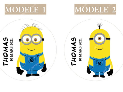 Deux stickers d'anniversaire ronds Minions côte à côte, modèle 1 à deux yeux et modèle 2 à un œil, avec le prénom Thomas et la date 10 mars 2021