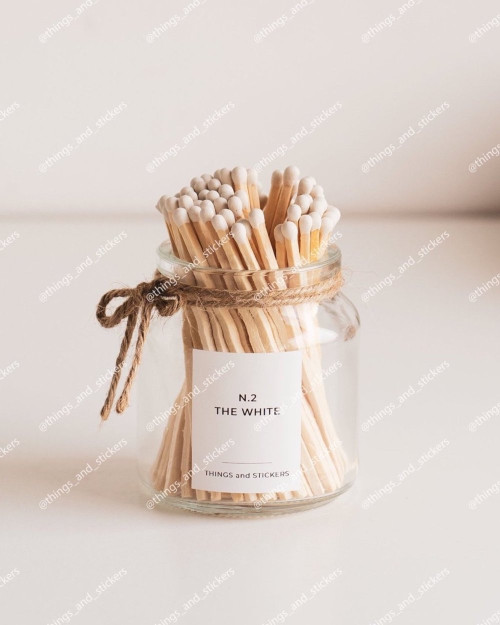 Pot à allumettes en verre rempli d'allumettes à têtes blanches, ficelle nouée au col, étiquette N.2 The White