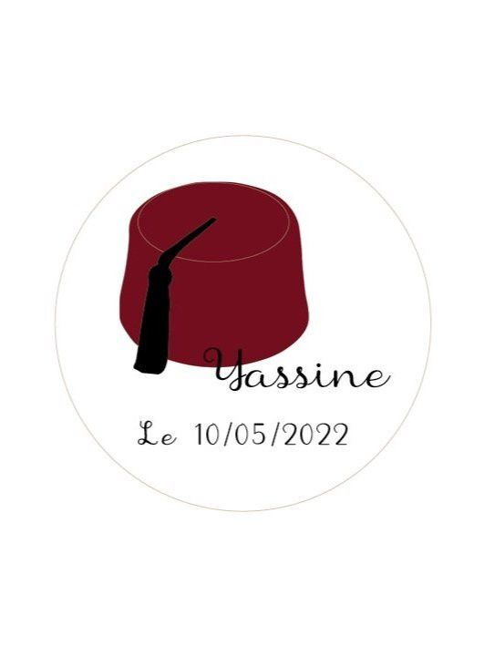 Sticker de circoncision rond blanc illustré d'un tarbouche bordeaux, avec le prénom Yassine en écriture manuscrite et la date Le 10/05/2022