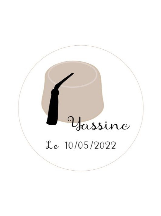 Sticker de circoncision rond blanc illustré d'un tarbouche beige, avec le prénom Yassine en écriture manuscrite et la date Le 10/05/2022