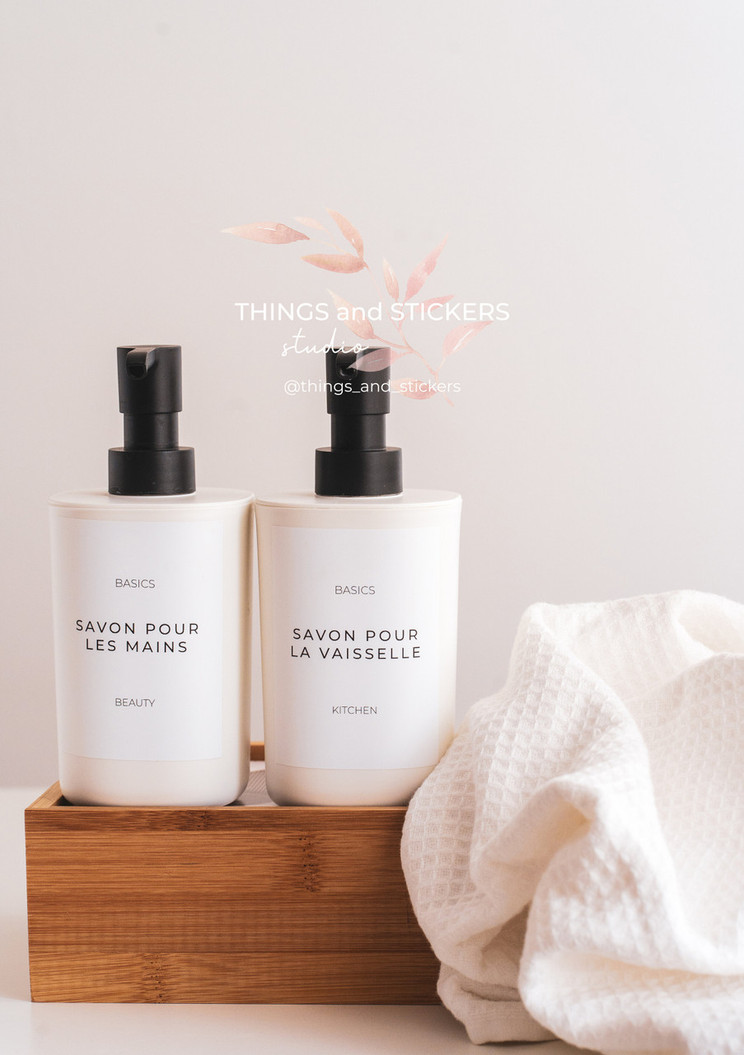 Étiquettes de salle de bain : deux flacons blancs à pompes noires dans un bac en bambou, Savon pour les mains et Savon pour la vaisselle, Basics