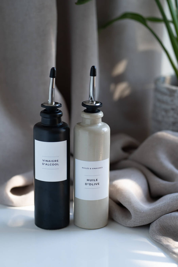 Petit huilier en grès 200 ml beige et sa bouteille noire assortie, becs verseurs métal anti-goutte