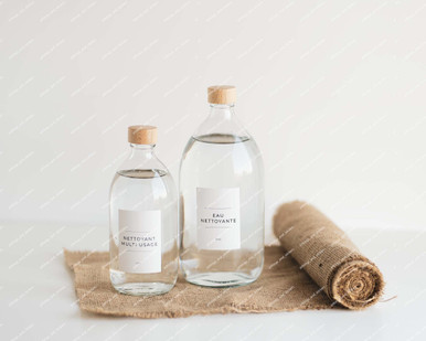 Bouteilles en verre avec bouchon bois dans une cuisine organis&eacute;e