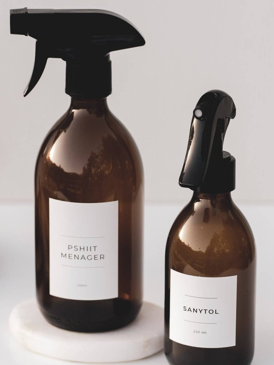 Sprays en verre ambré étiquetés pshiit ménager et sanytol