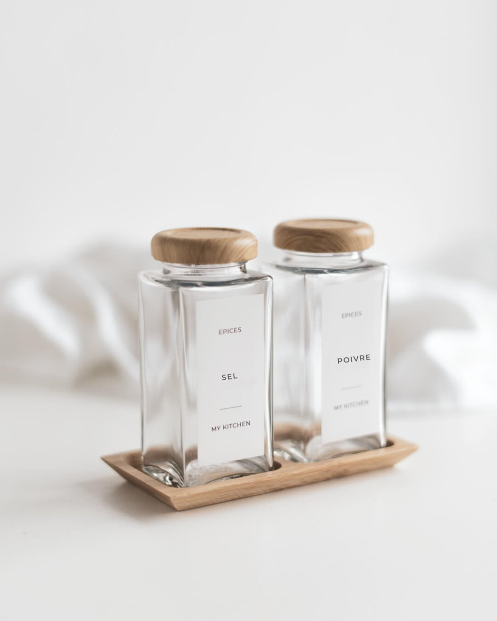 Support en bambou avec deux pots à épices carrés à couvercle bois