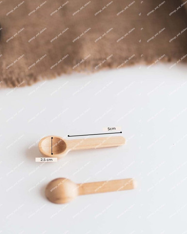 Pot &agrave; &eacute;pices avec petite cuill&egrave;re en bois