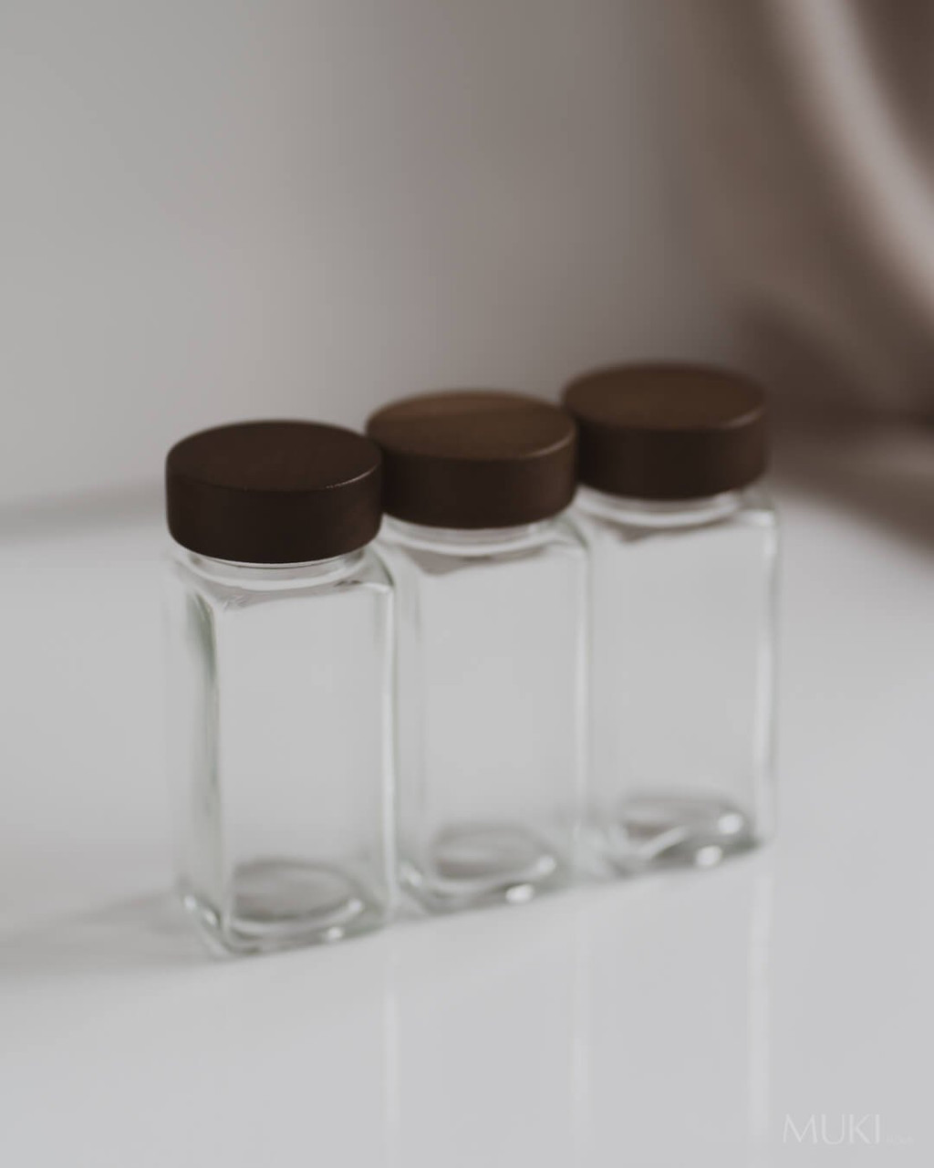 Trois pots à épices carrés en verre à couvercle acacia, collection MASU, prêts à étiqueter