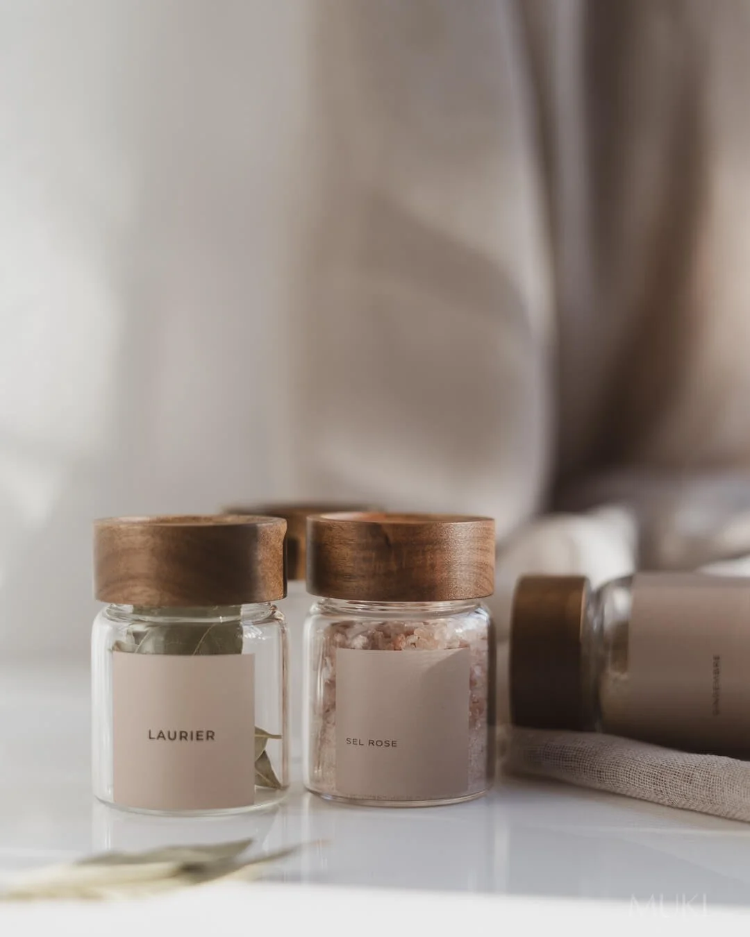 Pots à épices en verre avec couvercle acacia et étiquettes