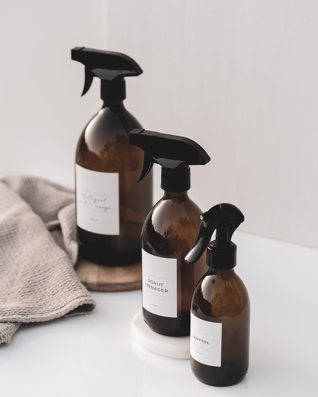 Sprays ménagers en verre ambré avec étiquettes personnalisées