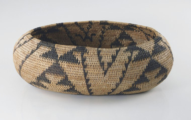 インド手作りバスケット Antique Pomo Indian Single Rod Boat Shaped Basket