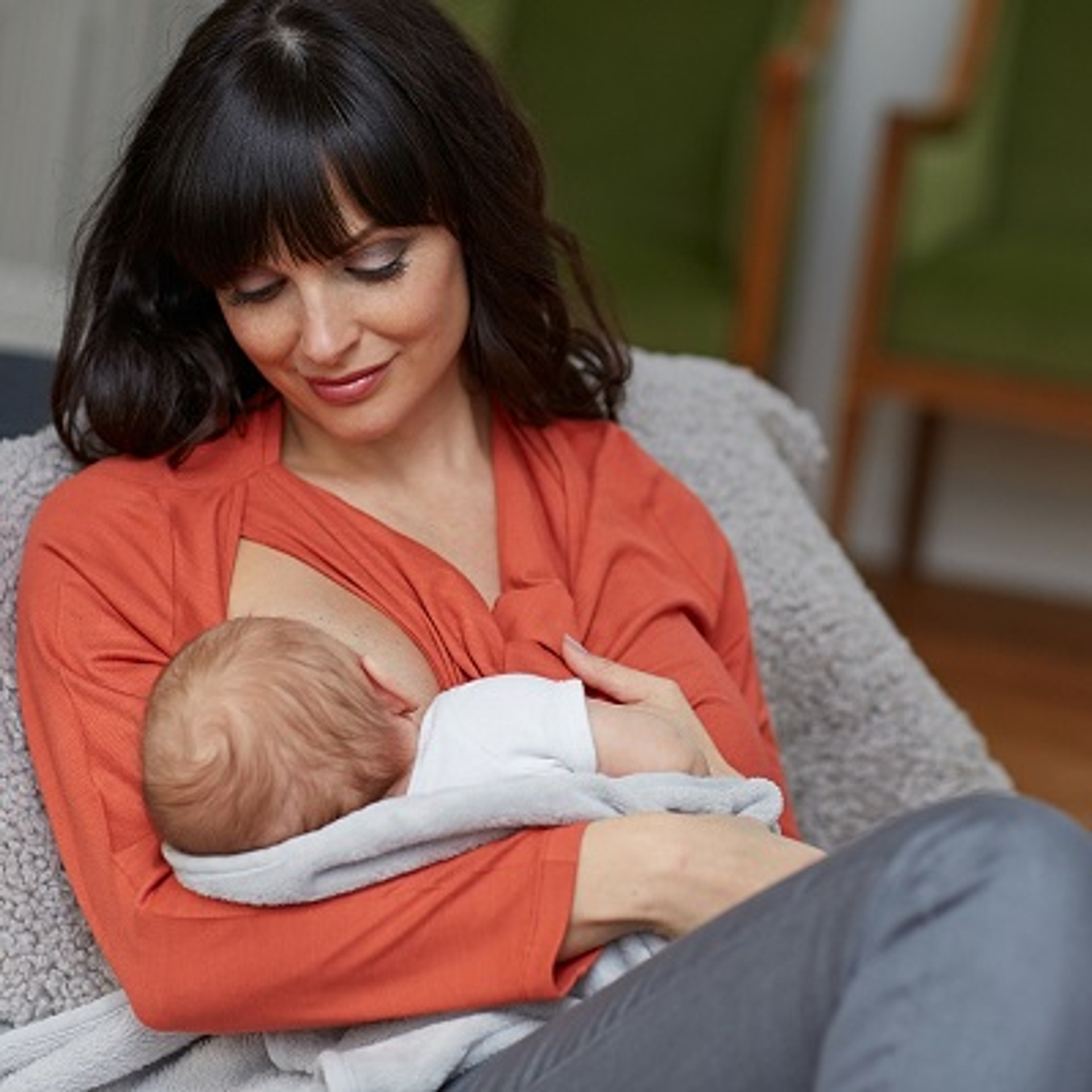 What to Wear when Breastfeeding? Milk and Love Gifts