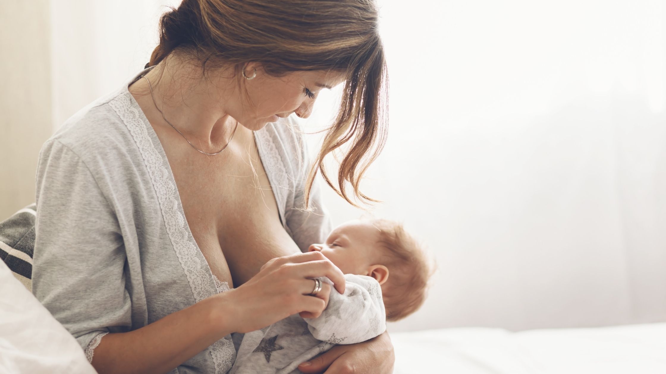 Breast mommy. Анджелина Джоли breastfeed. Грудное вскармливание. Кормление грудью. Мама кормит ребенка грудным молоком.