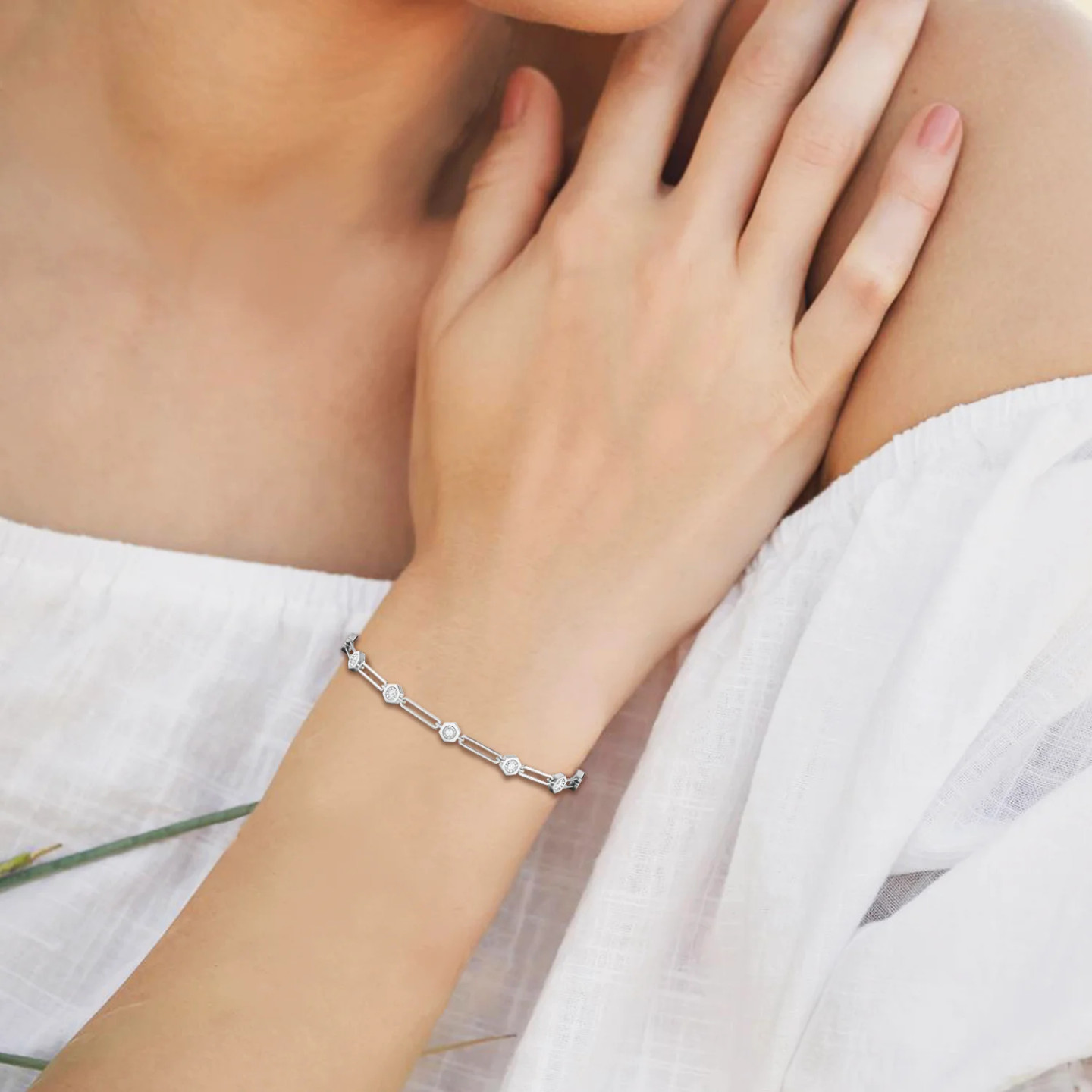Paperclip Chain & Round Bezel Diamond Bracelet in 18K Gold - 2 Paperclip Chain & Round Bezel Diamond Bracelet in 18K Gold - 2