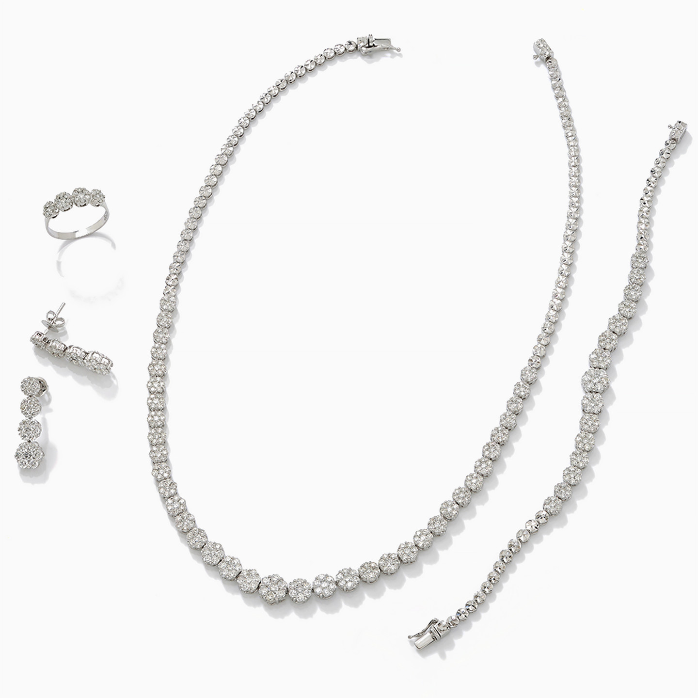 Circle Diamond Full Set in 18K Gold (4 Pieces) Circle Diamond Full Set in 18K Gold (4 Pieces)
