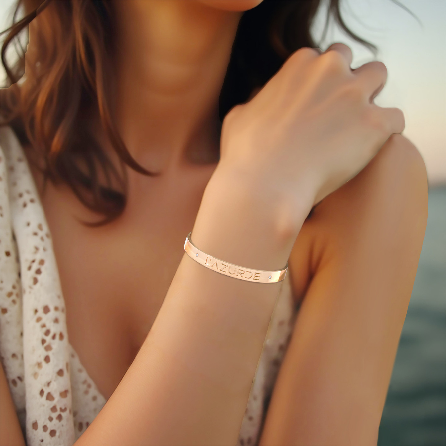 أسورة مفتوحة ذهب لازوردي عيار 18 قيراط مزينة بالألماس - 3 أسورة مفتوحة ذهب لازوردي عيار 18 قيراط مزينة بالألماس - 3