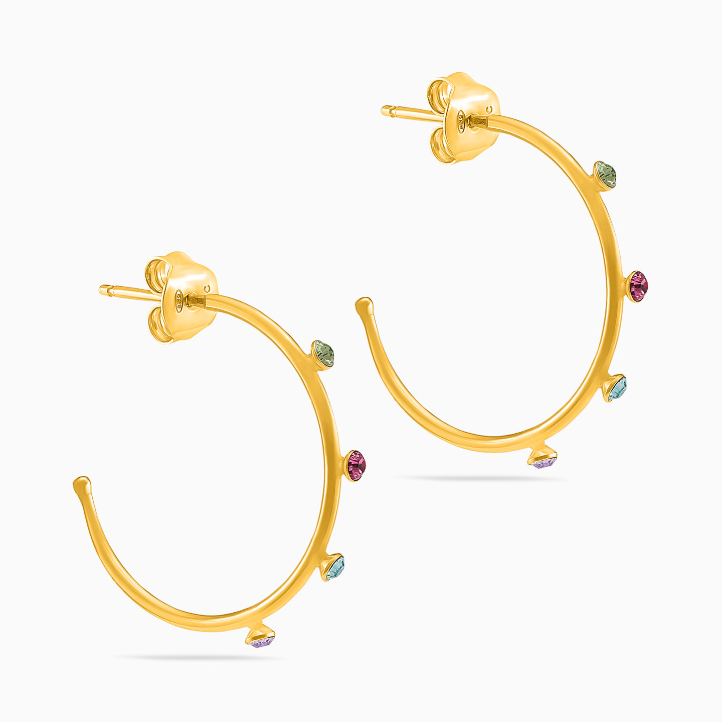 أقراط دائرية مطلية بالذهب مزينة بالأحجار الملونة - 2 أقراط دائرية مطلية بالذهب مزينة بالأحجار الملونة - 2