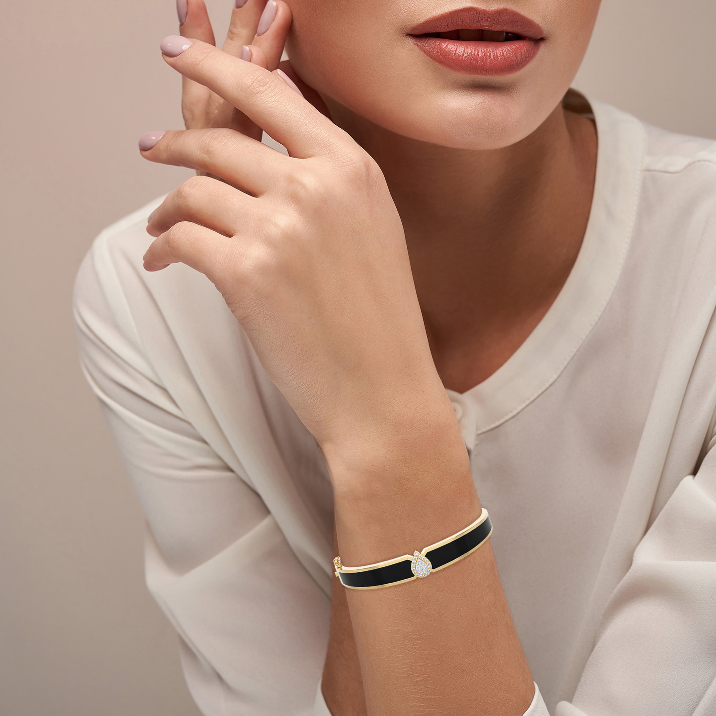 أسورة عريضة ذهب شكل قطرة عيار 18 قيراط مطلية بالمينا ومزينة بالألماس - 4 أسورة عريضة ذهب شكل قطرة عيار 18 قيراط مطلية بالمينا ومزينة بالألماس - 4