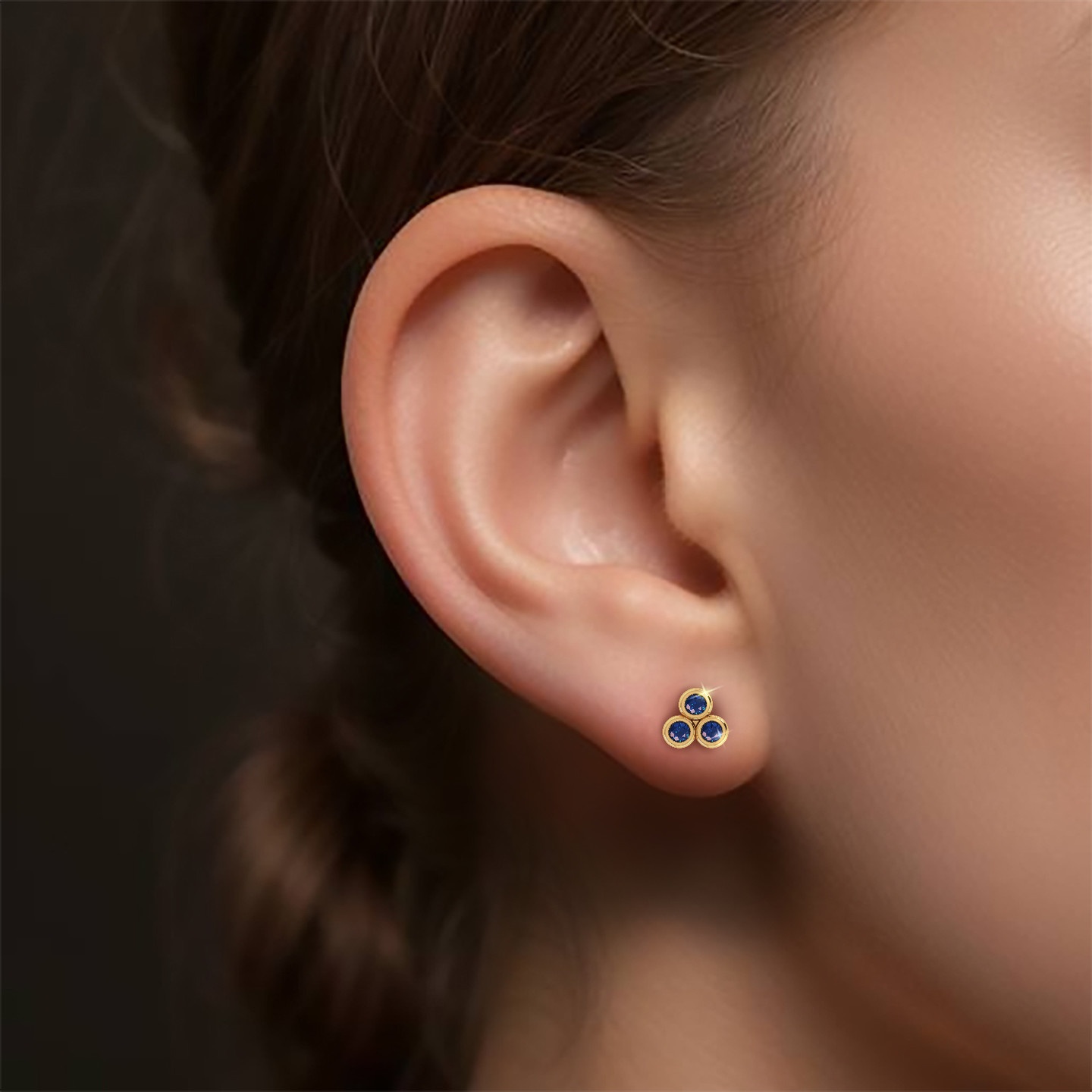 قرط صغير ذهب عيار 18 قيراط شكل دائري مزين بحجر أزرق - قطعة واحدة - 2 قرط صغير ذهب عيار 18 قيراط شكل دائري مزين بحجر أزرق - قطعة واحدة - 2