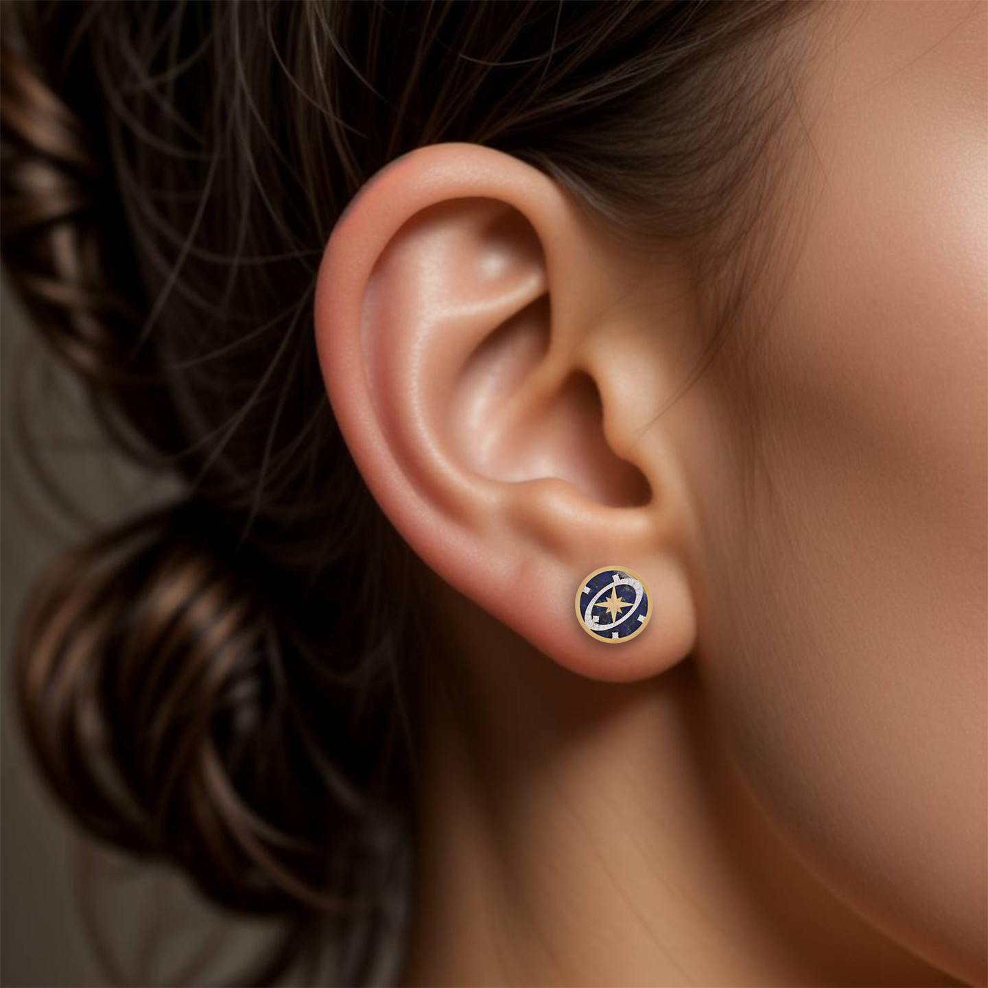 أقراط ذهب شكل نجمة عيار 18 قيراط مزينة بالألماس وحجر أزرق - 5 أقراط ذهب شكل نجمة عيار 18 قيراط مزينة بالألماس وحجر أزرق - 5