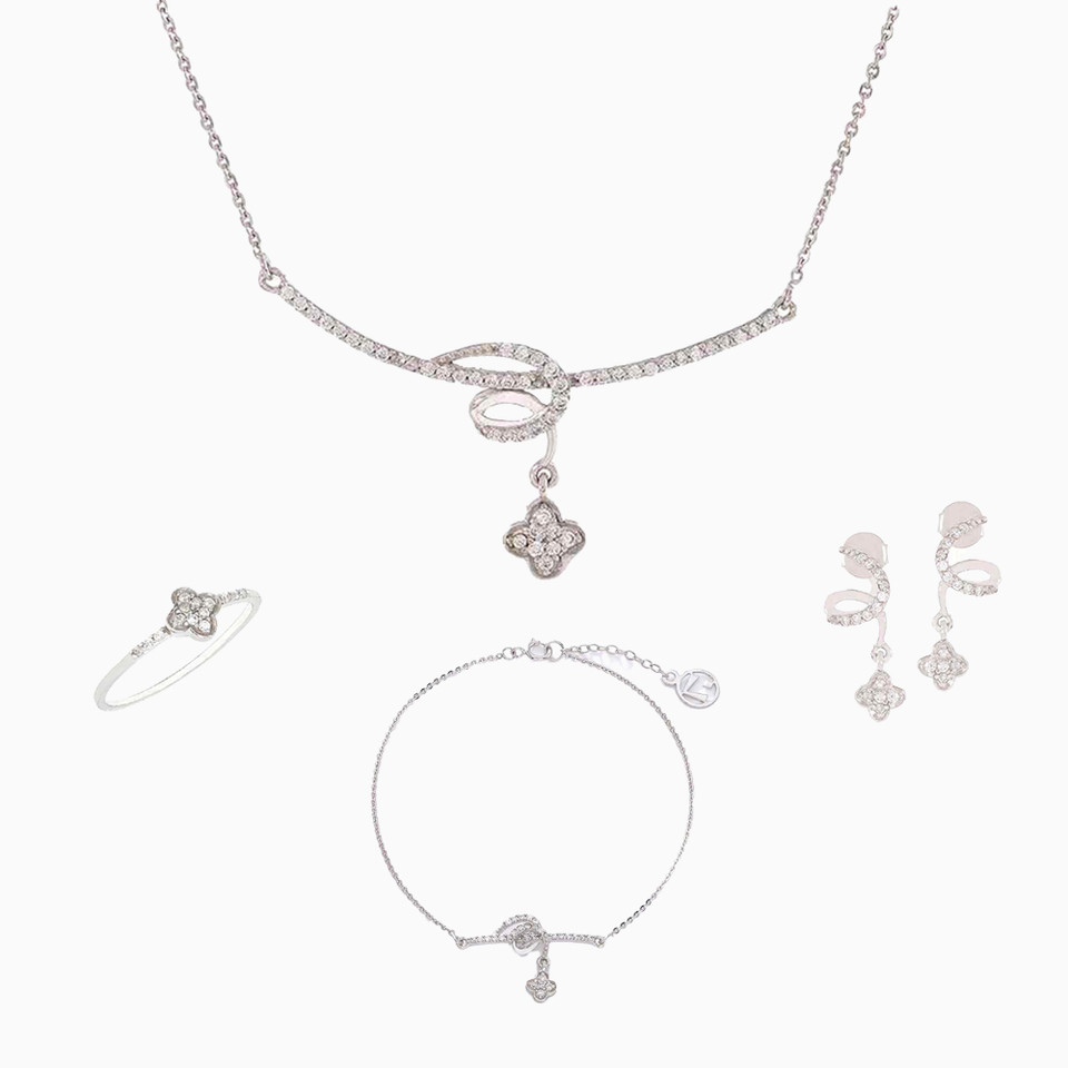 Flower Cubic Zirconia Full Set in 18K Gold (4 Pieces) Flower Cubic Zirconia Full Set in 18K Gold (4 Pieces)