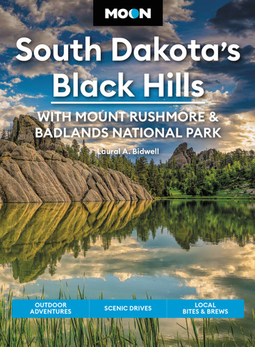 Moon South Dakota's Black Hills: With Mount Rushmore & Badlands National Park (Outdoor Adventures, Scenic Drives, Local Bites & Brews) by Laural A. Bidwell, 9781640496132
