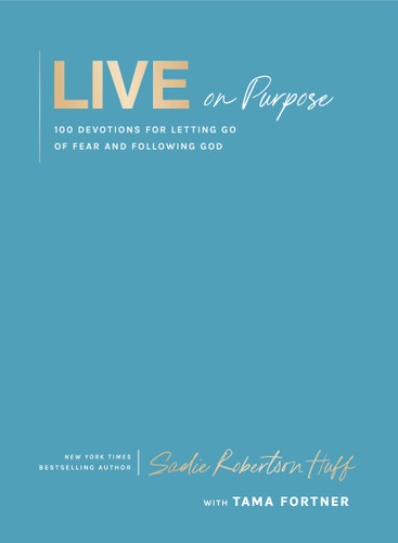 Live on Purpose (100 Devotions for Letting Go of Fear and Following God) - 9781400255863 by Sadie Robertson Huff, Beth Clark, Tama Fortner