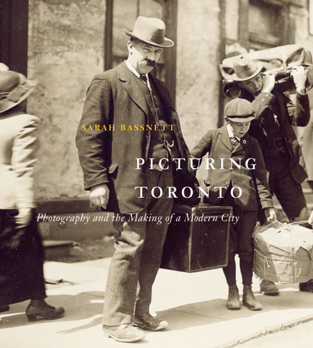 Picturing Toronto (Photography and the Making of a Modern City) by Sarah Bassnett, 9780773546714