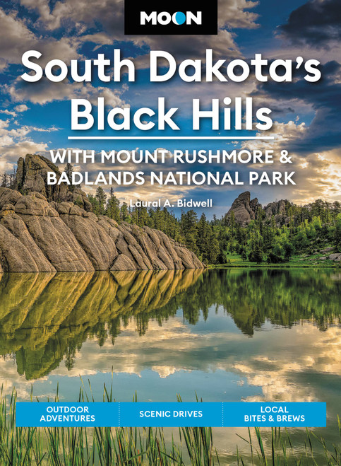 Moon South Dakota's Black Hills: With Mount Rushmore & Badlands National Park (Outdoor Adventures, Scenic Drives, Local Bites & Brews) by Laural A. Bidwell, 9781640496132