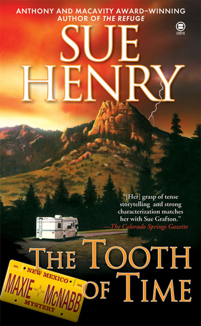 The Tooth of Time (A Maxine and Stretch Mystery) by Sue Henry, 9780451412379