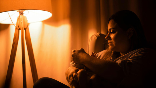 What Should You Keep Within Arm’s Reach During Night Feeds with a Newborn?