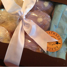 QUESO DE BOLA NOCHE BUENA BOX: 6  Queso de bola and 6 Ube