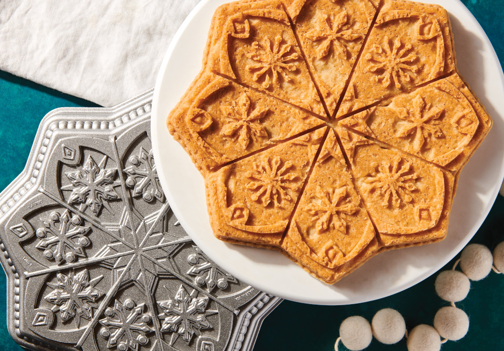 https://cdn11.bigcommerce.com/s-ihwnd7z21q/images/stencil/original/image-manager/shortbread-cookies-snowflake-pan-15942.jpg?t=1694186071