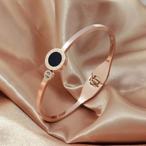 Korean version of the 18k rose gold opening black shell titanium steel Roman numerals bracelet female versatile do not lose color jewelry bracelet Korean version of the 18k rose gold opening black shell titanium steel Roman numerals bracelet female versatile do not lose color jewelry bracelet