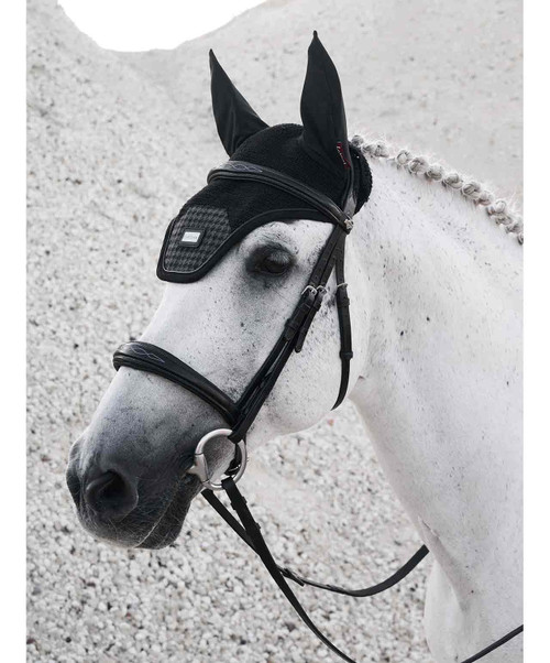 LeMieux Aspen Houndstooth Fly Veil, lifestyle. LeMieux Aspen Houndstooth Fly Veil, lifestyle.