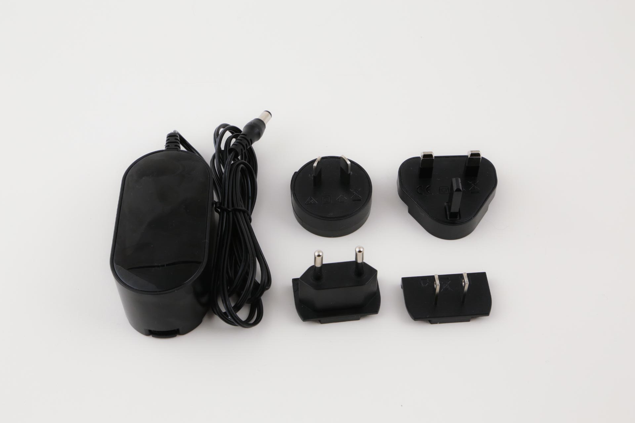 Labnet 100-240V power adapter with four interchangeable international plug adapters.