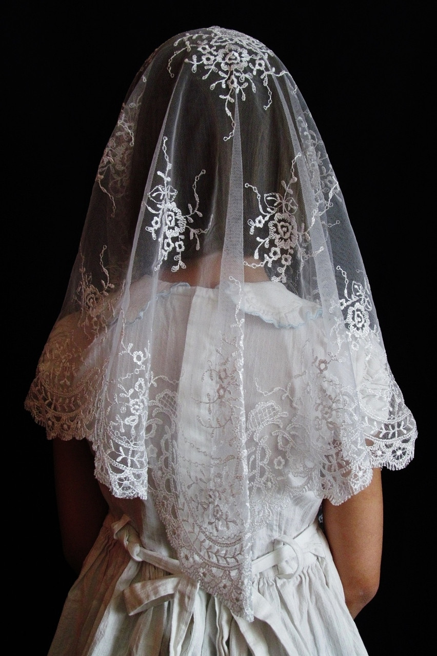 3 Classic Ways to Place Your Mantilla Veil – The Mantilla Company