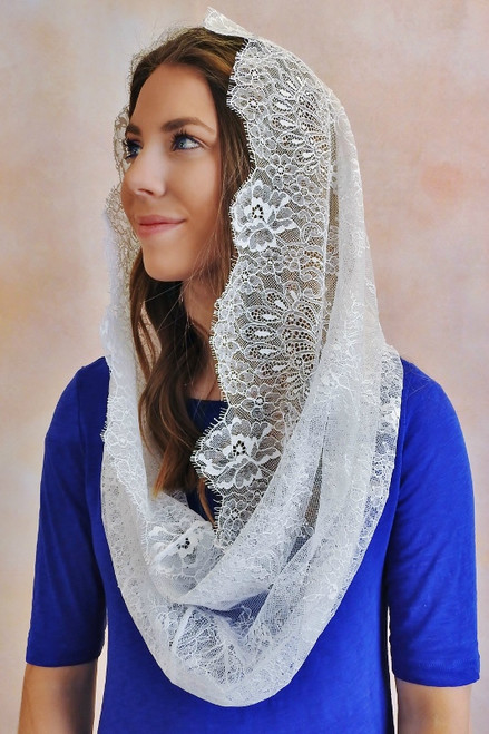 White French Pearl Infinity Veil side profile on model.