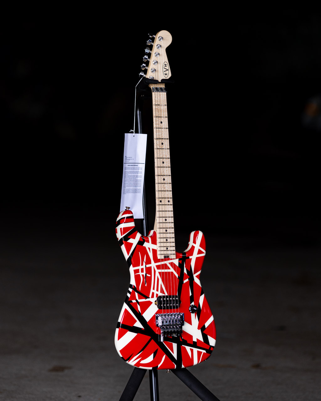 Guitar　Series　EVH　Stripes　White　and　Maple　Coast　with　Striped　Red　Black　5150,　Gold　Fingerboard,　World